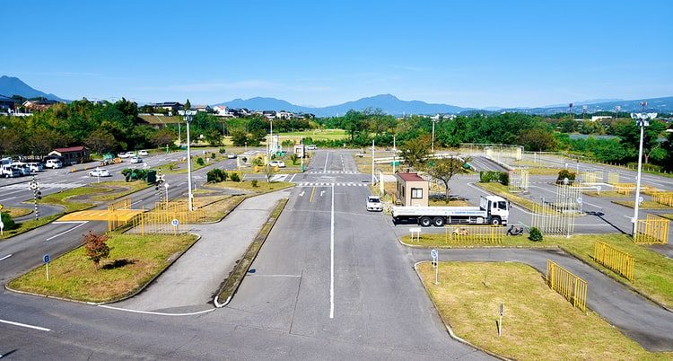 大渡自動車学校の教習コースと山並み