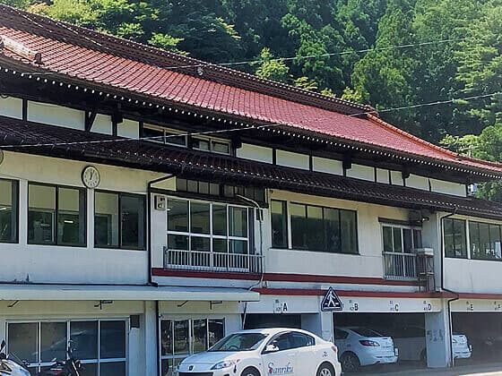 瓦屋根の三陸自動車学校の校舎