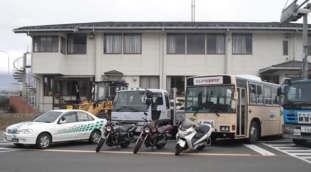せんまや自動車学校の教習車と二輪車、送迎バス