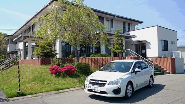 せんまや自動車学校の校舎と教習車