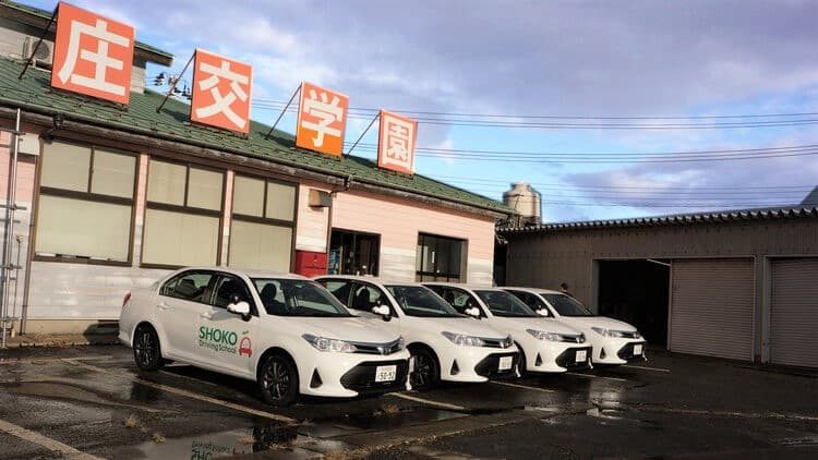 庄交学園自動車教習所の校舎と教習車