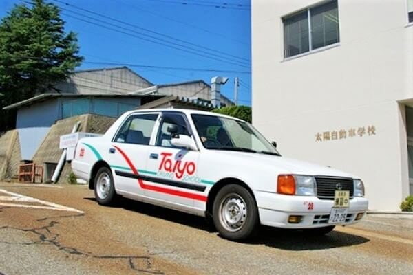 太陽自動車学校の校舎前の教習車