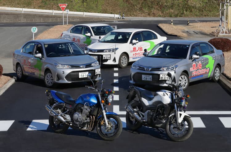 鷹ノ台ドライビングスクールの教習車とバイク