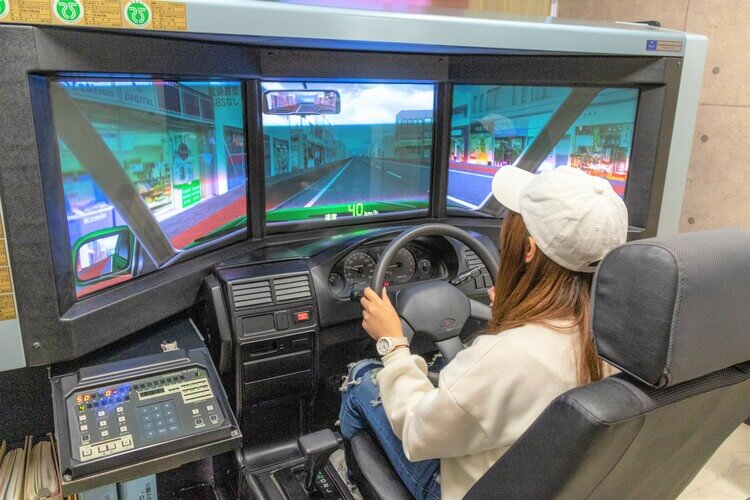 鷹ノ台ドライビングスクールの運転シミュレーター