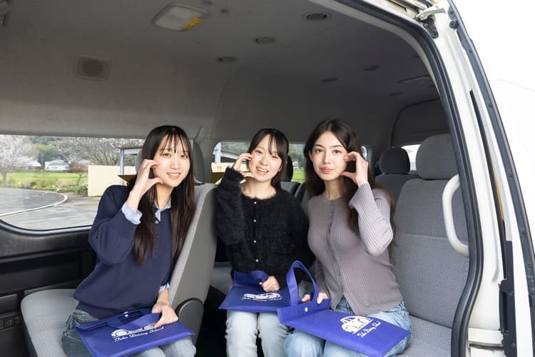 多久自動車学校の送迎バス