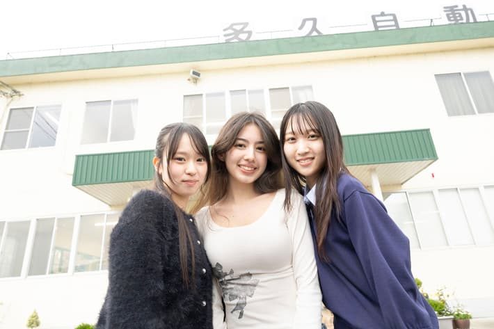 多久自動車学校の校舎と教習車