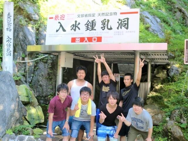 入水鍾乳洞の前の合宿生