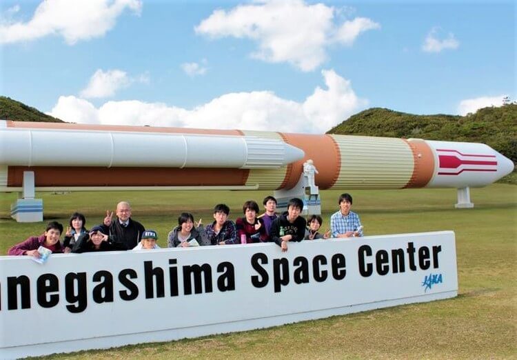 種子島自動車学校の合宿生と種子島宇宙センター