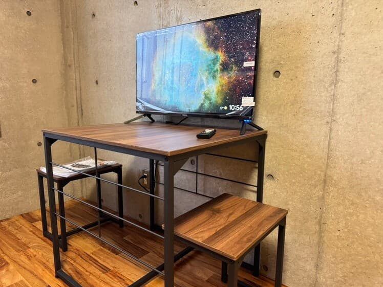 WAPMAPレジデンスの部屋のテレビと机