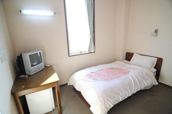 男性専用のシングル寮ピットインの部屋