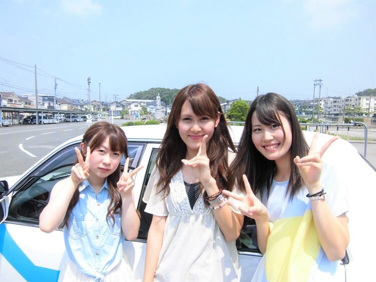 教習車の前の合宿生3人