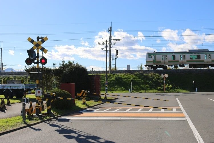 柳瀬橋自動車教習所の本物の踏切