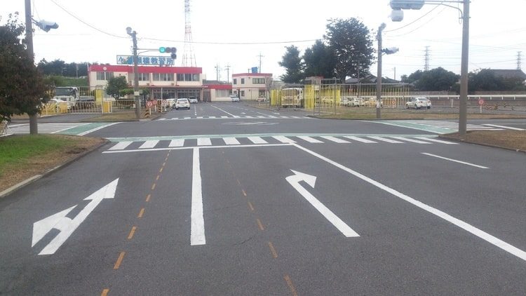 柳瀬橋自動車教習所の4車線道路