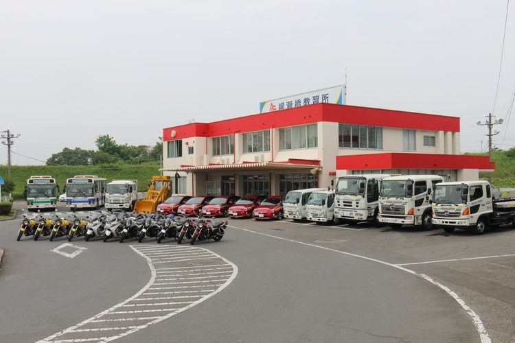 柳瀬橋自動車教習所の校舎と教習車